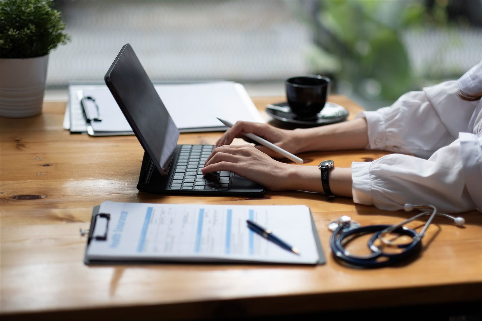 Virtual medical scribe working with a doctor